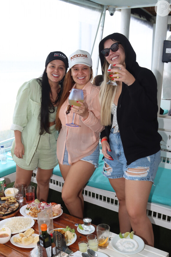 Nas redes sociais, Marília Mendonça, Maiara e Maraisa compartilharam momentos da tarde na praia