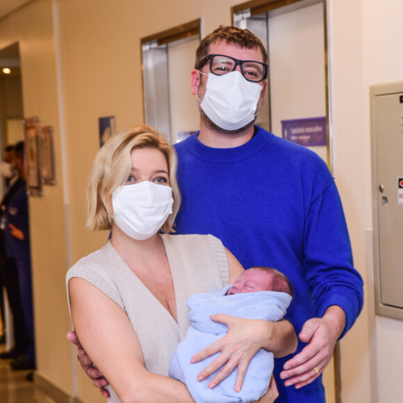 Luiza Possi posou ao lado do marido e com Matteo no colo