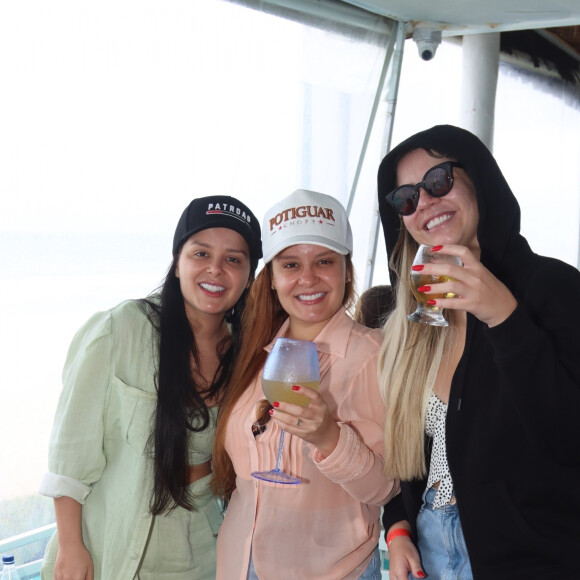 Marília Mendonça e a dupla Maiara & Maraisa vão à praia mesmo em dia nublado