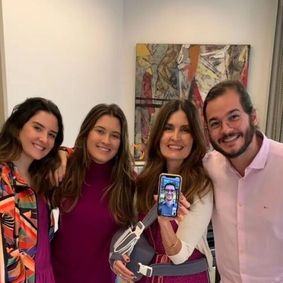 Fátima Bernardes reuniu os filhos, Laura, Beatriz e Vinicius, para uma foto