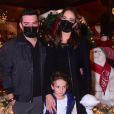 Thaís Pacholek posa com o marido, Belutti, e o filho, Luís Miguel, 5 anos, em inauguração de decoração de Natal de restaurante