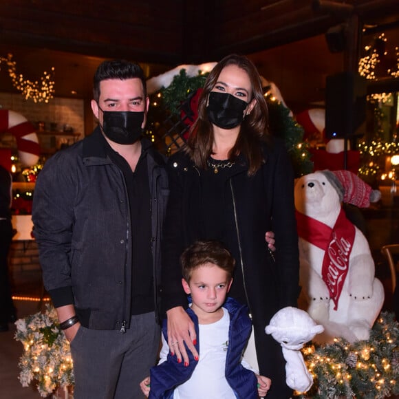 Thaís Pacholek posa com o marido, Belutti, e o filho, Luís Miguel, 5 anos, em inauguração de decoração de Natal de restaurante