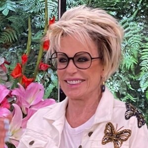 Ana Maria Braga caiu na cozinha de casa e bateu a cabeça por conta do chão escorregadio neste domingo (24)