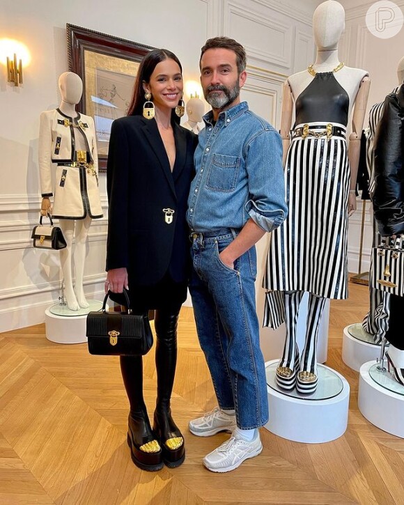 Bruna Marquezine aliou blazer de R$ 48 mil, bolsa de R$ 37,6 mil e brincos de R$ 5,1 mil em look polêmico da Schiaparelli em Paris