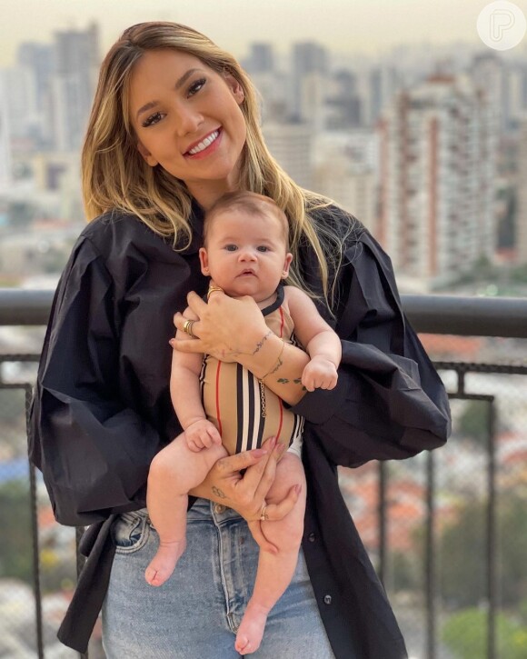 Virgínia Fonseca vestiu a filha com maiô Burberry de mais de R$ 1 mil