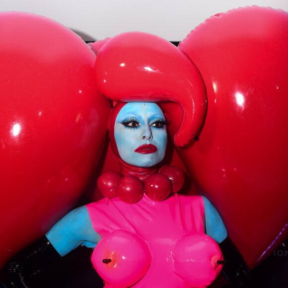 O look de Sabrina Sato trouxe referências que vão do artista Jeff Koons ao excêntrico e fashionista Leigh Bowery