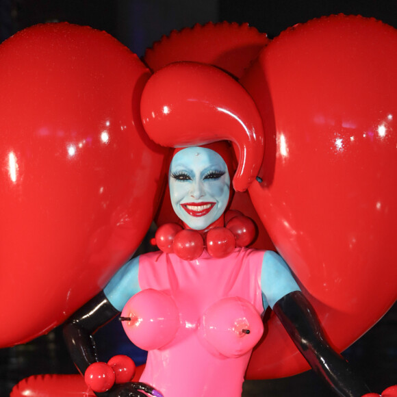 Sabrina Sato posou para fotos em um carro vermelho conversível