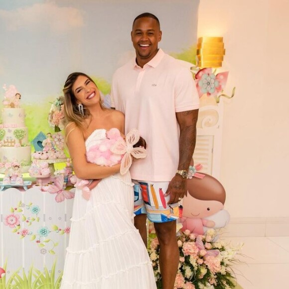 Lorena Improta e Léo Santana completou 1 mês de vida