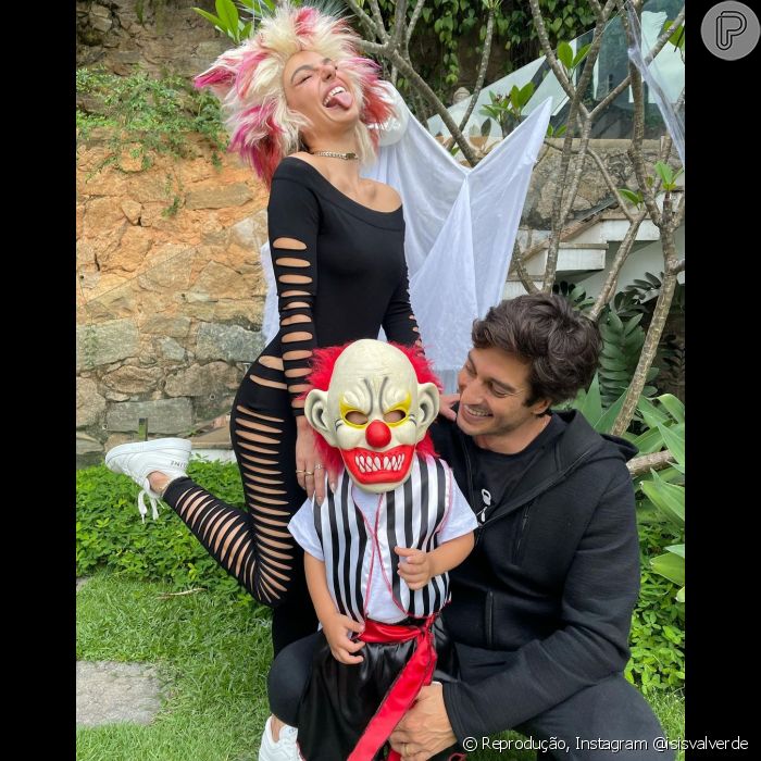Halloween de Isis Valverde: atriz posou com o filho, Rael, e o marido, André Resende, na festa para amigos realizada em casa