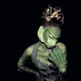Ariana Grande caprichou na produção para o Halloween e se fantasiou de 'Monstro da Lagoa Negra'