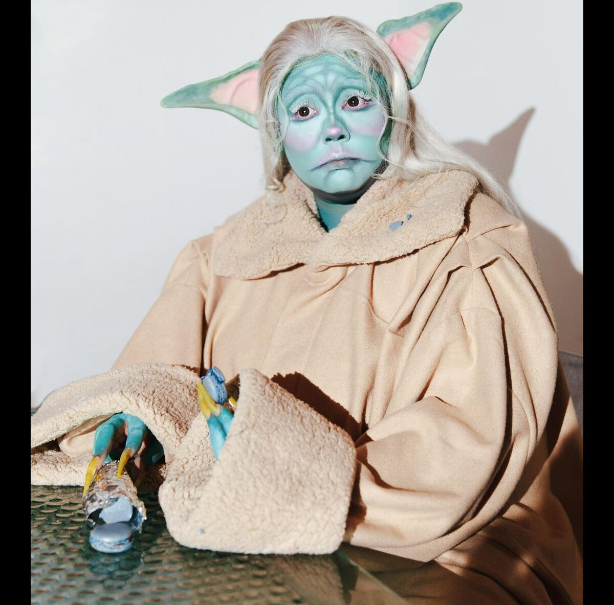Foto Lizzo fantasiada de Baby Yoda no Halloween surpreendeu pela(01)