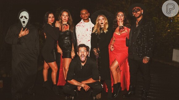 Neymar e a namorada, Bruna Biancardi, curtiram festa de Halloween com os amigos em Paris