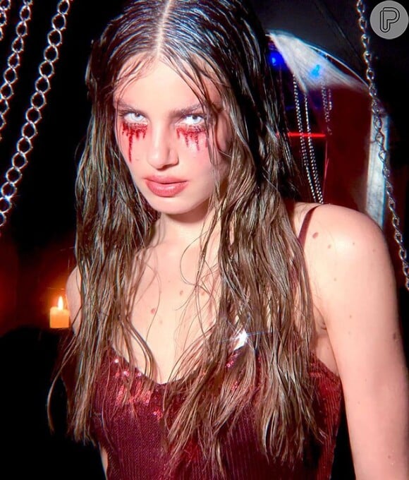 Camila Queiroz ousou na maquiagem escorrendo sangue para compor fantasia de Halloween