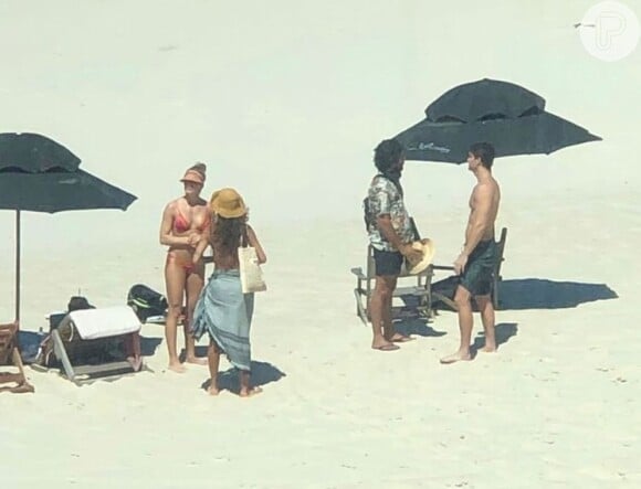 Grazi Massafera e Alexandre Machafer foram flagrados em praia no Ceará