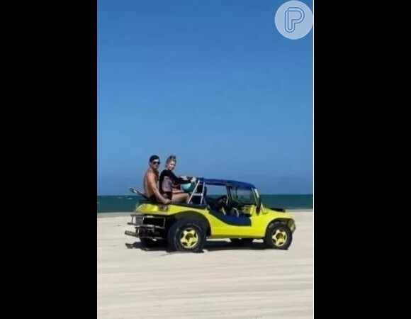 Grazi e Alexandre foram vistos fazendo passeio de buggy em praia