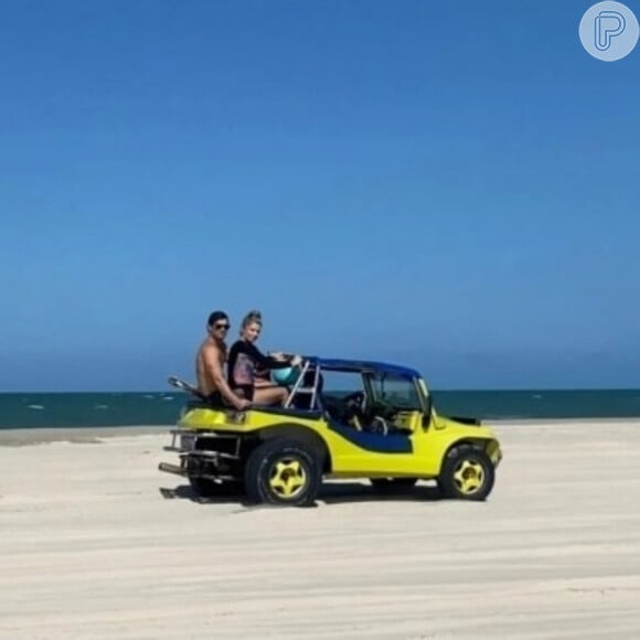 Grazi Massafera e o namorado, Alexandre Machafer, foram falagrados juntos em passeio de buggy