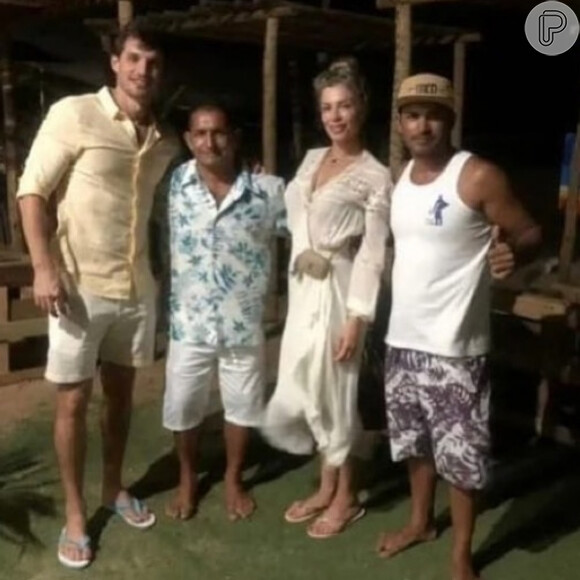 Grazi Massafera e o namorado, Alexandre Machafer, foram a um restaurante localizado no município de Aquiraz, onde estão hospeadados em um hotel de luxo