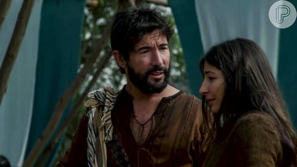 Na novela 'Gênesis', Hira (Sandro Pedroso) leva Tamar (Juliana Xavier) para a casa do pai