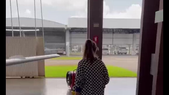 Produtor de Marília Mendonça, Henrique Ribeiro, grava cantora carregando mala na direção do avião momentos antes do embarque
