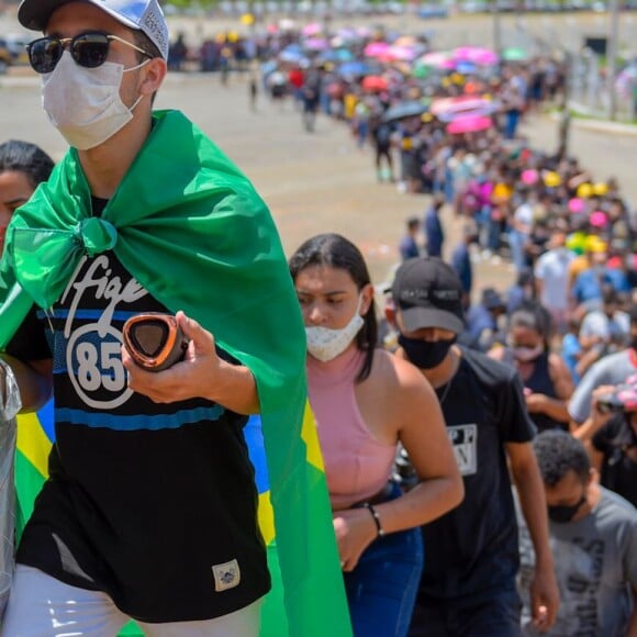 Fãs fizeram uma longa fila para se despedir de Marília Mendonça