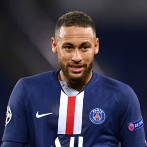 Neymar homenageia Marília Mendonça com frase em camisa em jogo do PSG, em 6 de novembro de 2021