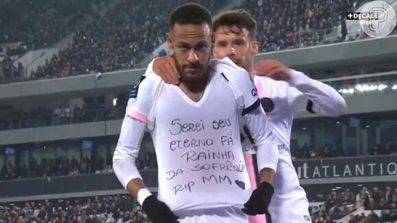 Neymar exibiu uma mensagem na camisa após fazer gols pelo PSG: 'Serei seu eterno fã'