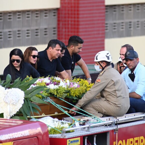Maiara e Maraisa e Henrique e Juliano acompanharam o corpo de Marília Mendonça no alto do carro dos bombeiros até o cemitério