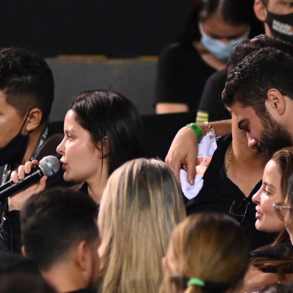 Sertaneja Maraisa cantou em homenagem para a amiga Marília Mendonça: 'Nunca imaginei que um dia teria que arrumar uma roupa preta para ir te encontrar pela última vez como foi hoje'
