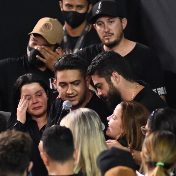 Maiara e Maraisa e Henrique e Juliano se emocionaram em velório de Marília Mendonça