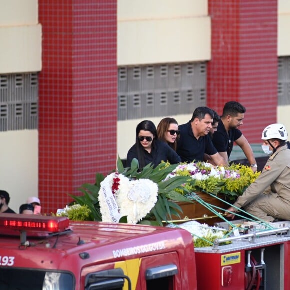 Maiara e Maraisa acompanharam o caixão de Marília Mendonça do alto do carro dos Bombeiros