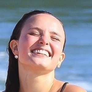 Larissa Manoela curte praia com amigos em domingo de sol no Rio de Janeiro