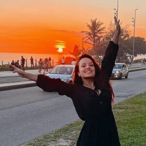 Larissa Manoela registrou o pôr do sol no fim da tarde deste domingo, 07 de novembro de 2021, ao deixar a praia