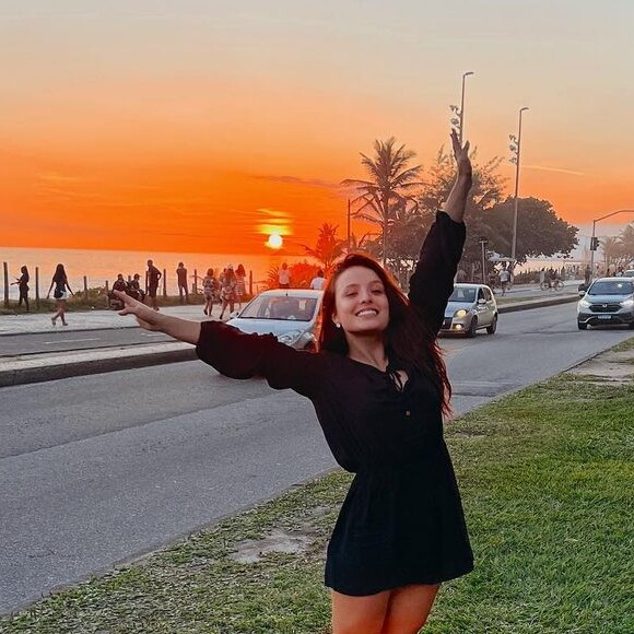 Larissa Manoela registrou o pôr do sol no fim da tarde deste domingo, 07 de novembro de 2021, ao deixar a praia