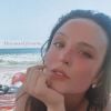 Larissa Manoela fez selfies na praia no último domingo, fim de semana em que o sol reapareceu no Rio de Janeiro