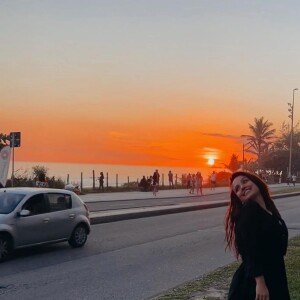 Pelo Instagram, Larissa Manoela postou fotos do pôr do sol e fez reflexão