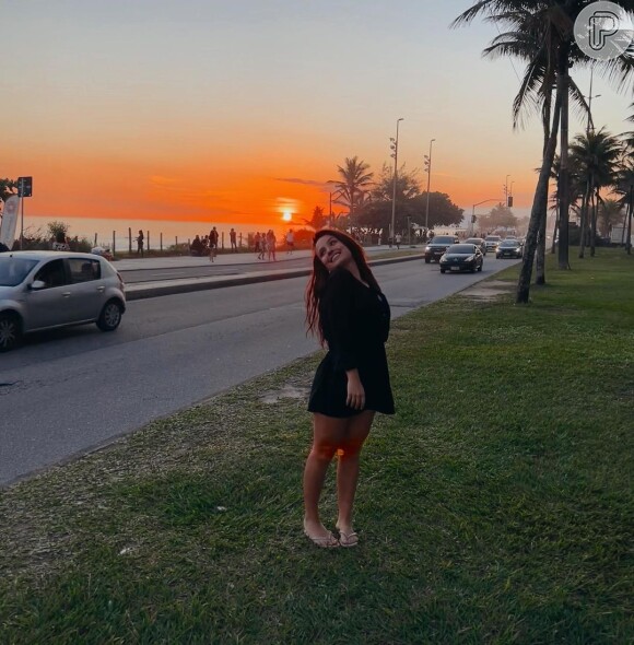 Pelo Instagram, Larissa Manoela postou fotos do pôr do sol e fez reflexão