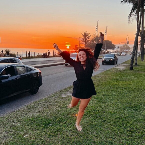 'Observei, agradeci, refleti, sorri', disse Larissa Manoela, em referência ao momento dedicado à cantora Marília Mendonça