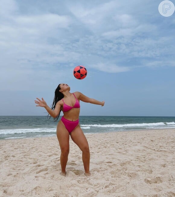 Larissa Manoela é craque na altinha e por isso opta por modelos de biquíni que sejam mais confortáveis para curtir um dia de praia