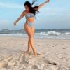Cores dos biquínis de Larissa Manoela também roubam a cena em fotos da artista na praia