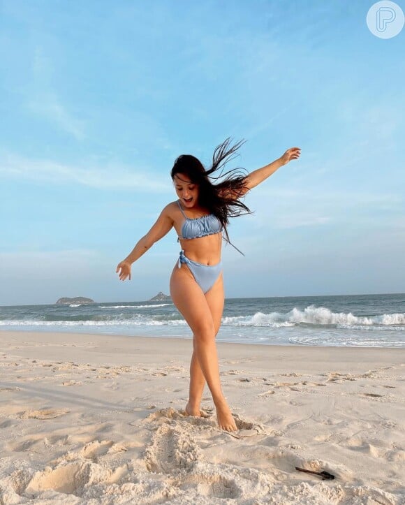 Cores dos biquínis de Larissa Manoela também roubam a cena em fotos da artista na praia