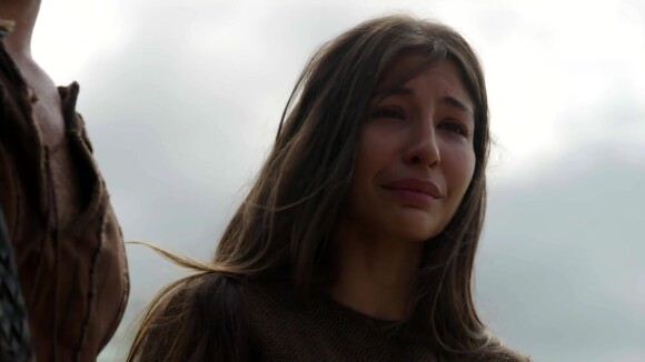 'Gênesis': Tamar (Juliana Xavier) afasta Judá (Thiago Rodrigues) do precipício e chora junto do ex-sogro após salvar a vida do pastor