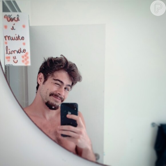Rafa Vitti tirou uma selfie no espelho, que traz um recado: 'Você é muito lindo'