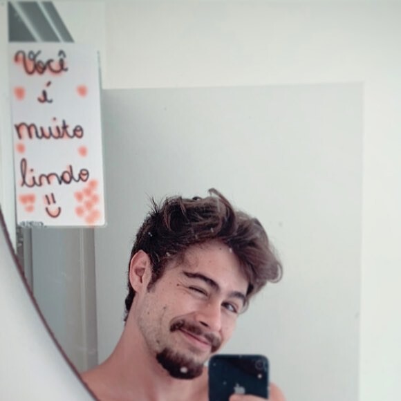 Rafa Vitti tirou uma selfie no espelho, que traz um recado: 'Você é muito lindo'