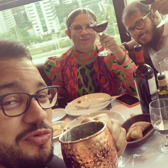 Marília Mendonça, Abicieli e Henrique Bahia, vítimas fatais de acidente de avião, posam em imagem publicada por Maraisa