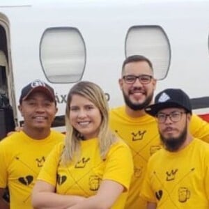 Marilia Mendonça aparece ao lado do tio e da equipe em foto postada por Maraisa