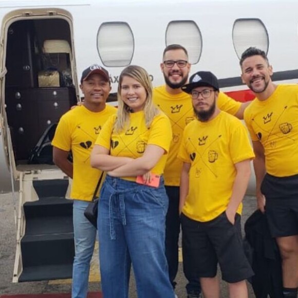 Marilia Mendonça aparece ao lado do tio e da equipe em foto postada por Maraisa