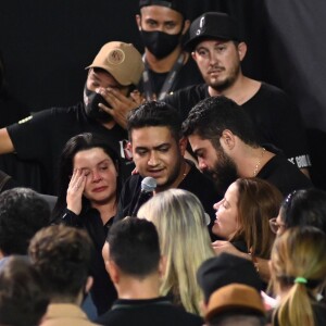 Maiara e Maraisa cantaram uma música religiosa em culto em memória a Marília Mendonça