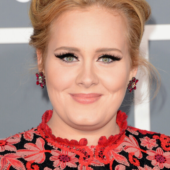 A cantora Adele deu um relato comovente sobre como encara sua perda de 45 kg