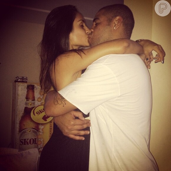 Renata Fontes e Adriano se beijam