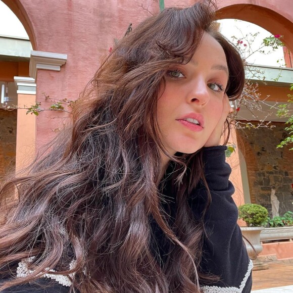 Já Larissa Manoela está solteira desde o término com André Luiz Frambach